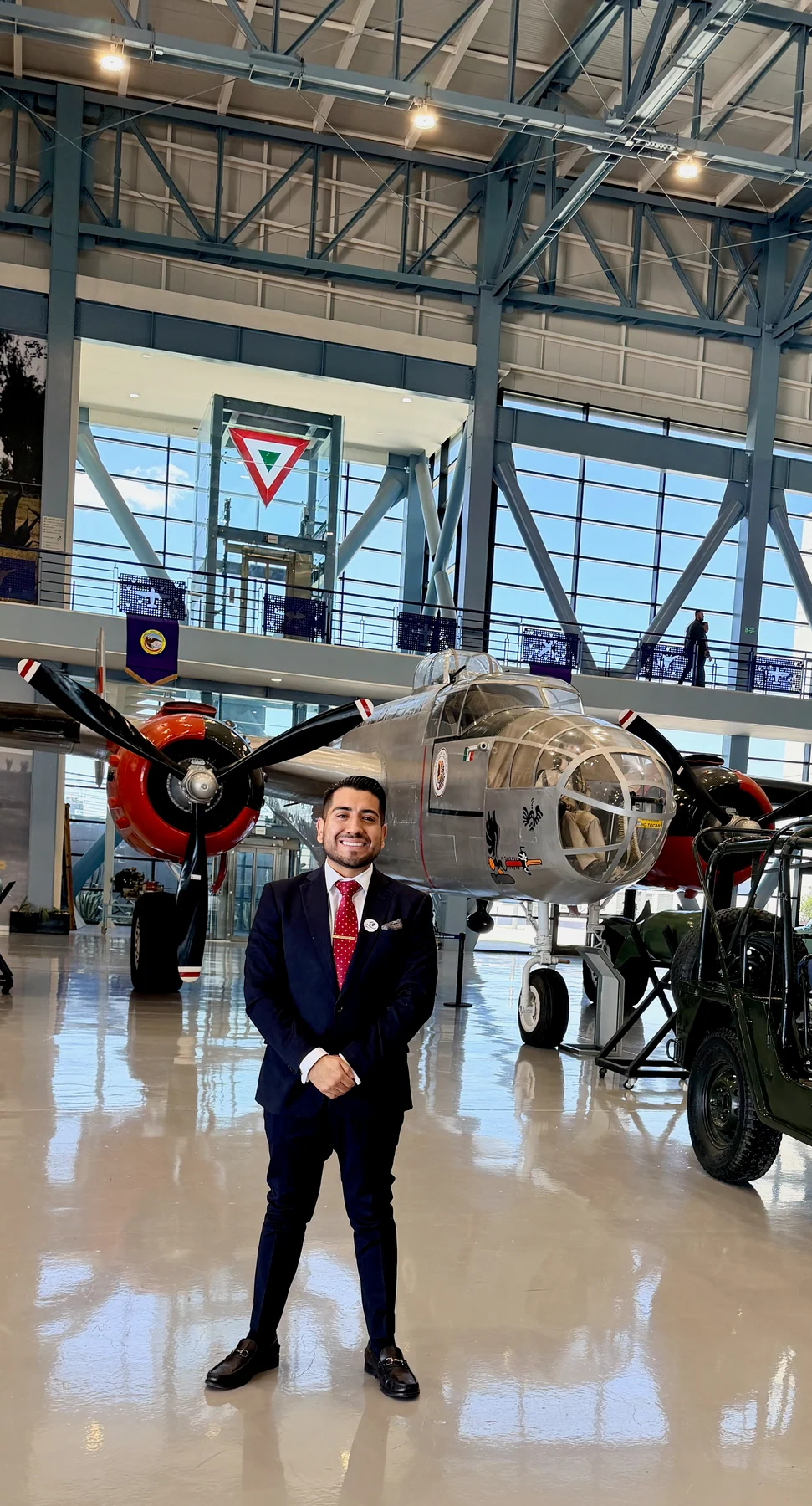Uriel Delgado en el Museo Militar de Aviación