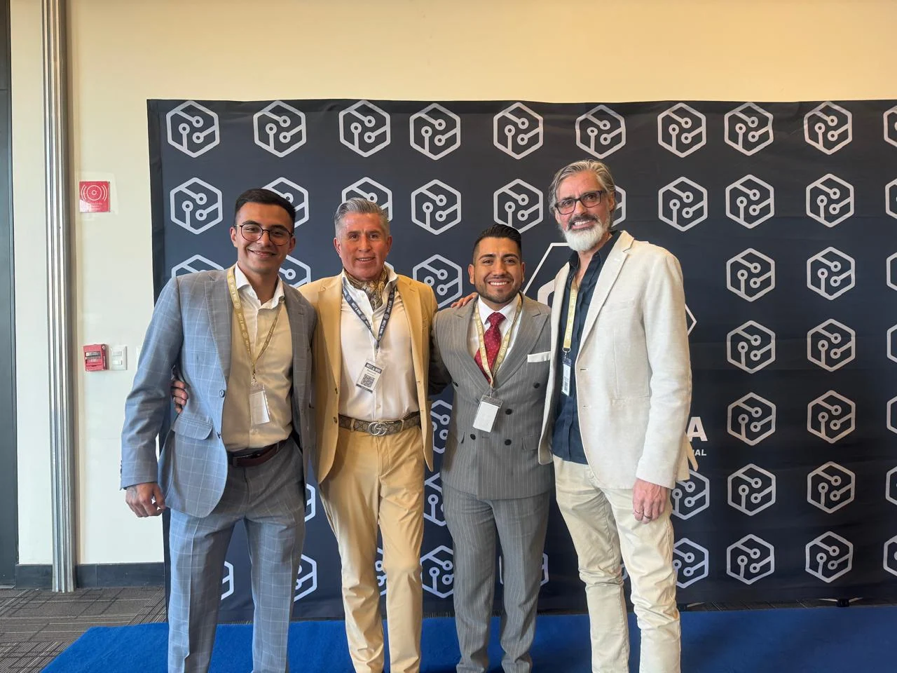 Uriel Delgado con empresarios durante un encuentro de Mekanexia