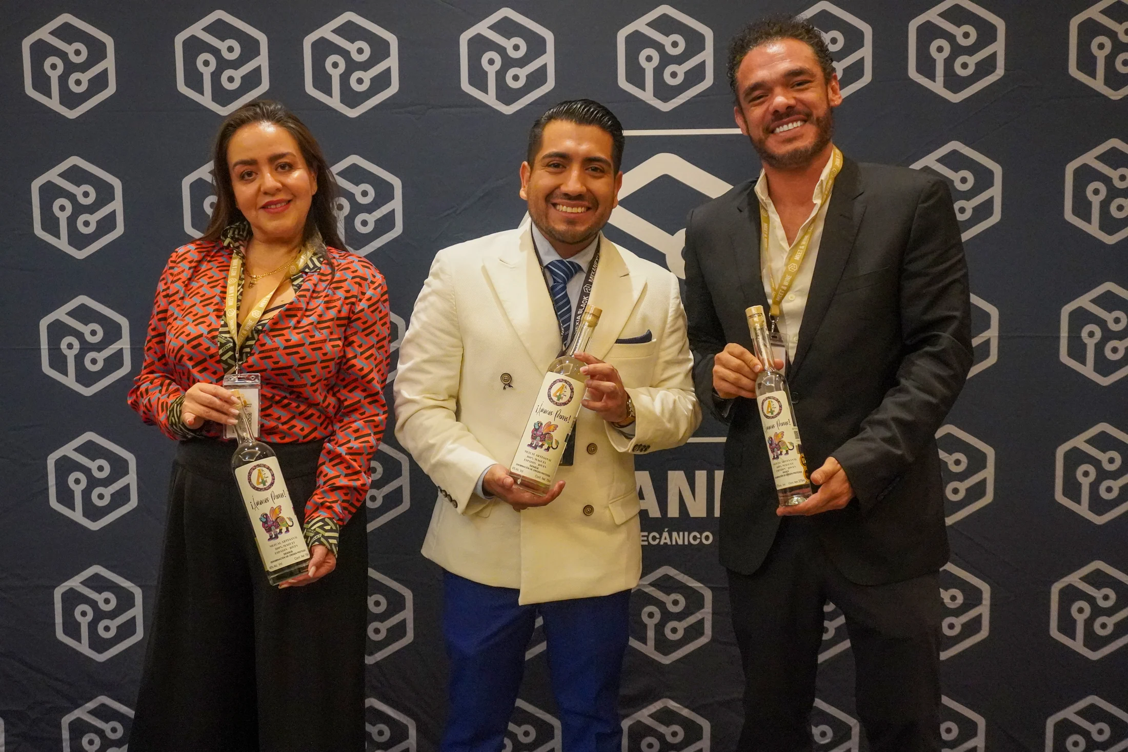 Uriel Delgado con empresarios frente al muro de Mekanexia