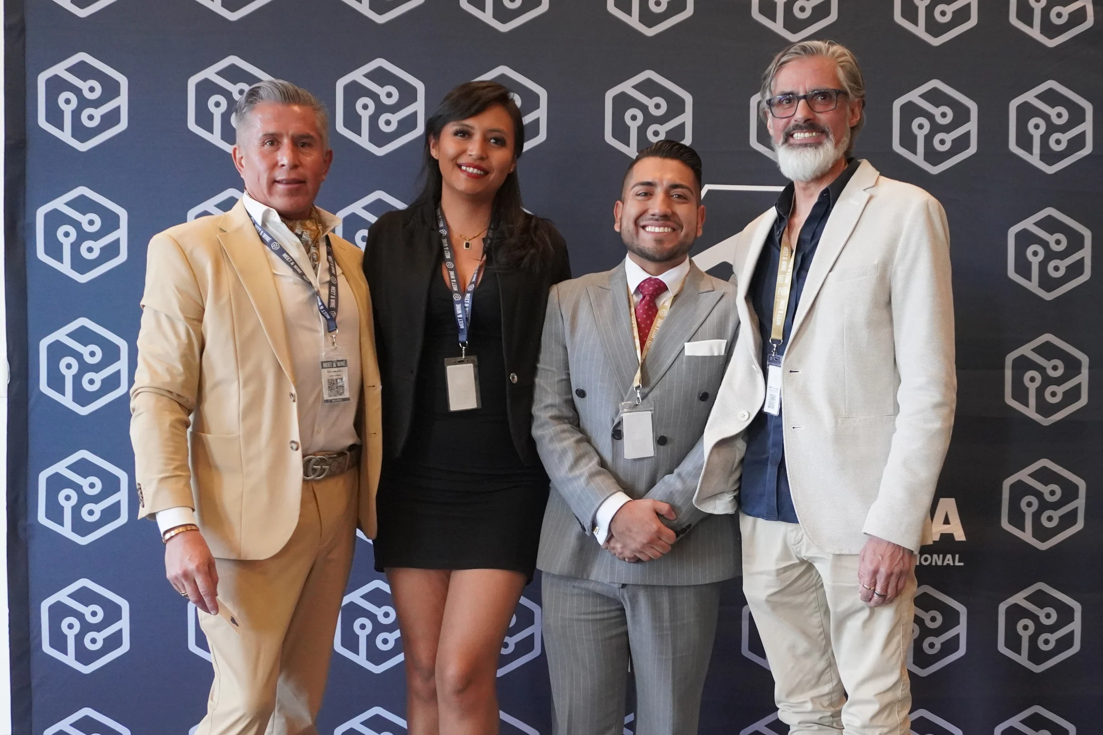 Uriel Delgado en un encuentro real con empresarios frente al muro de Mekanexia