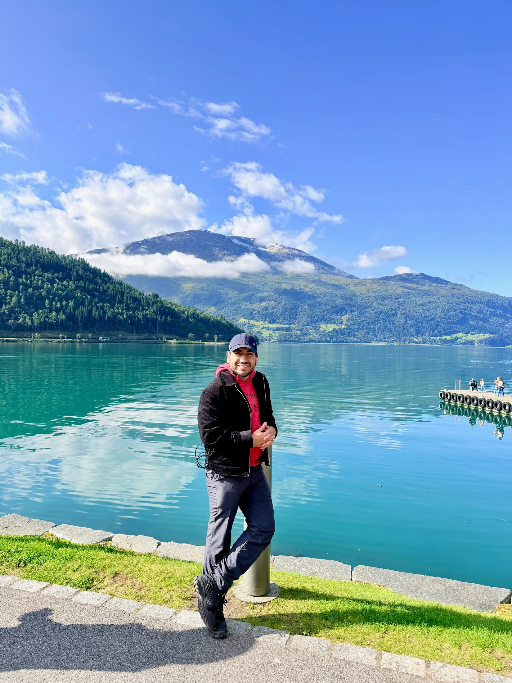 Uriel Delgado frente al lago y las montañas de Loen, Noruega